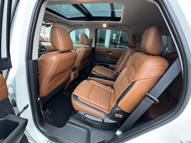 2024 Nissan Pathfinder Platinum — photo 19 of 36