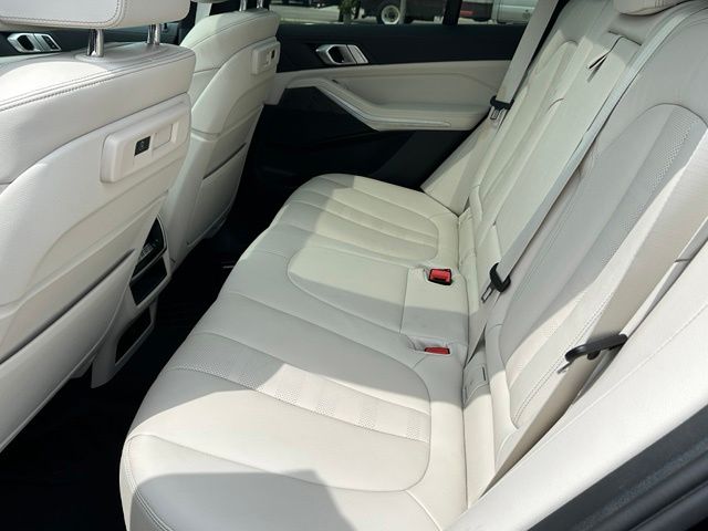 2022 BMW X5 xDrive45e — photo 13 of 46