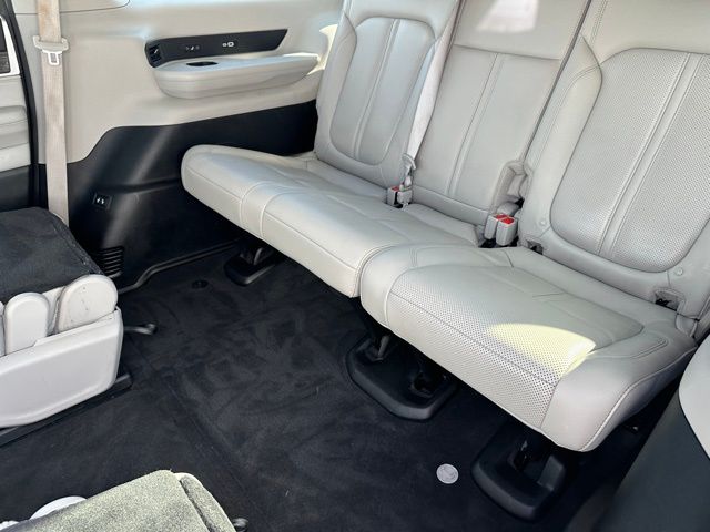2022 Jeep Wagoneer Series III — photo 17 of 36