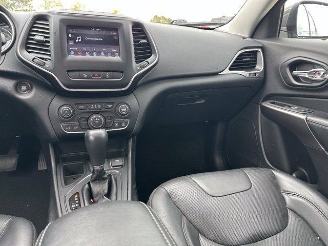 2020 Jeep Cherokee Latitude Plus — photo 13 of 23