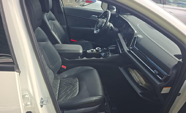 2023 Kia Sportage Plug-In Hybrid X-Line — photo 6 of 8