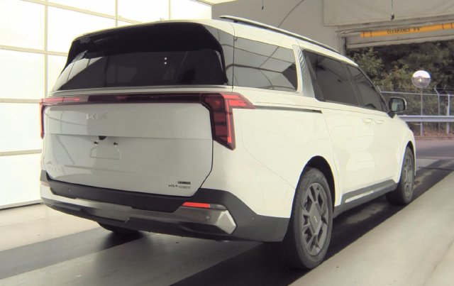 2025 Kia Carnival Hybrid SX — photo 3 of 11
