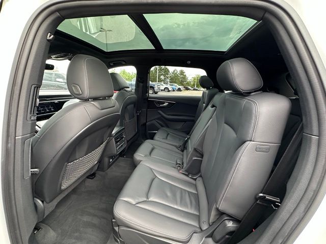 2025 Audi Q7 55 Premium Plus — photo 19 of 34