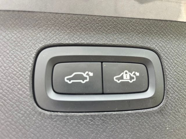 2023 Volvo XC90 B6 Plus 6-Seater — photo 10 of 28