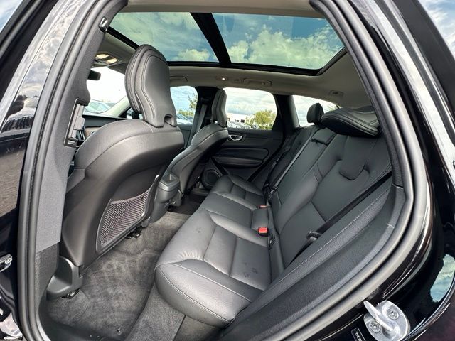 2024 Volvo XC60 B5 Plus Dark Theme — photo 16 of 29