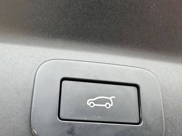 2023 Jaguar F-PACE SVR — photo 10 of 23