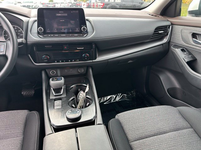 2021 Nissan Rogue SV — photo 14 of 26