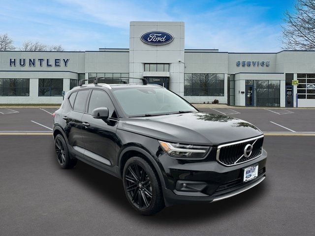 2021 Volvo XC40 Momentum — photo 3 of 28