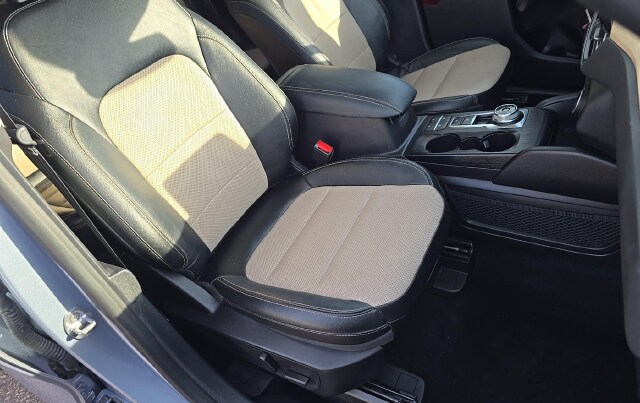 2022 Ford Escape Titanium — photo 7 of 10
