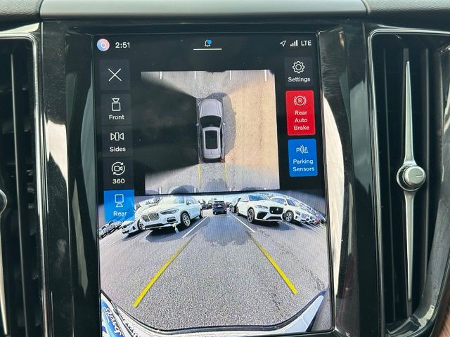 2024 Volvo XC60 B5 Plus Dark Theme — photo 26 of 29