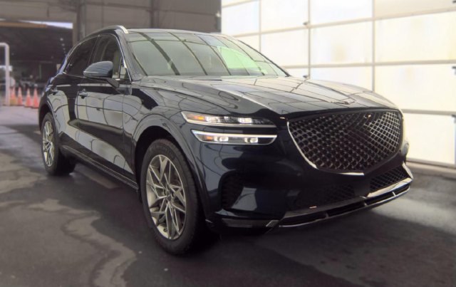 2025 Genesis GV70 2.5T — photo 2 of 8