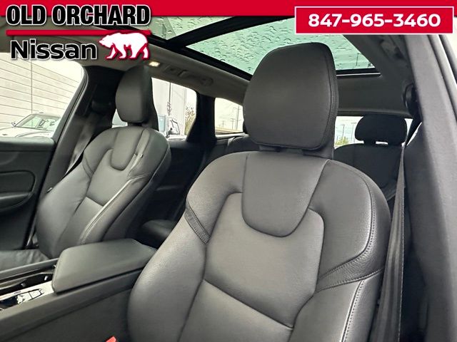 2025 Volvo XC60 B5 Plus — photo 11 of 22