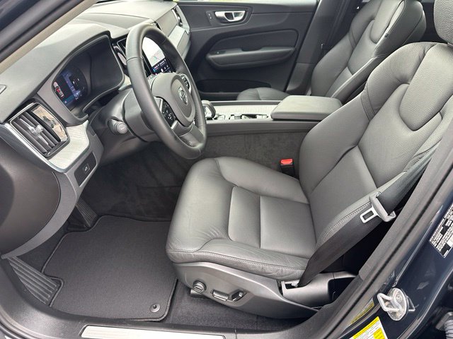 2025 Volvo XC60 B5 Plus — photo 21 of 31