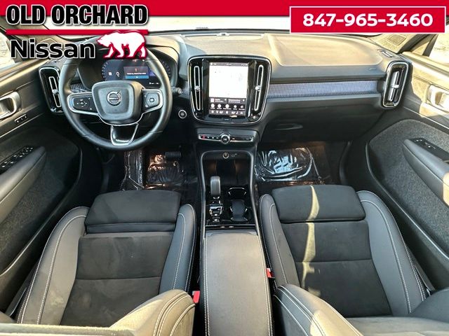 2025 Volvo XC40 B5 Plus Dark Theme — photo 16 of 22