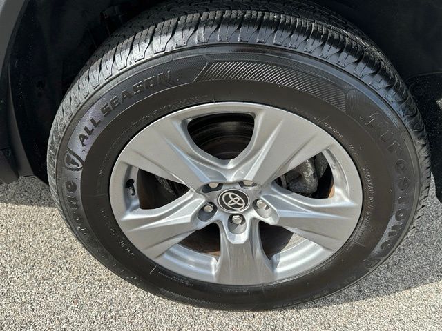 2022 Toyota RAV4 Hybrid XLE — photo 8 of 28