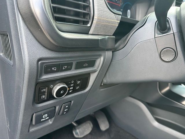 2023 Ford F-150 Platinum — photo 17 of 33