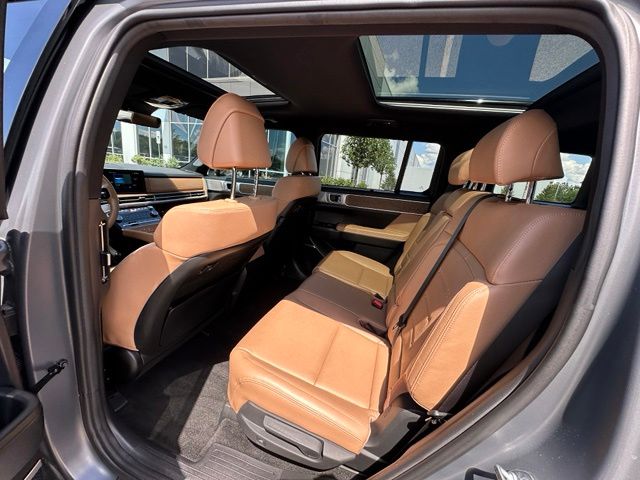 2025 Hyundai Santa Fe Hybrid Limited — photo 17 of 41