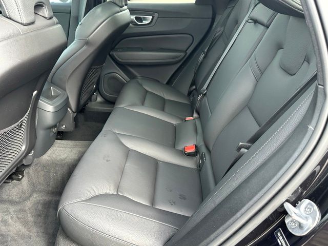 2024 Volvo XC60 B5 Plus Dark Theme — photo 15 of 29