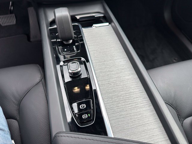 2025 Volvo XC60 B5 Plus — photo 24 of 31