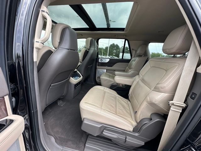 2022 Lincoln Navigator L Reserve — photo 18 of 37