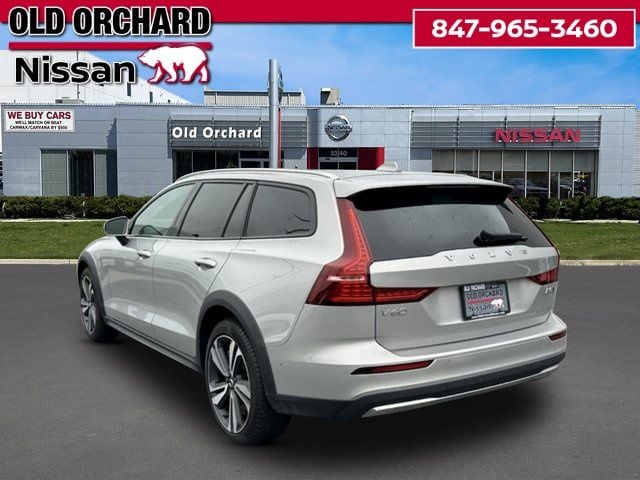 2025 Volvo V60 Cross Country B5 Plus — photo 8 of 22