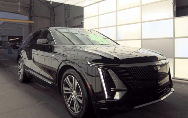 2024 Cadillac Lyriq Luxury — photo 2 of 10