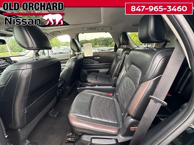 2022 Nissan Pathfinder Platinum — photo 12 of 20