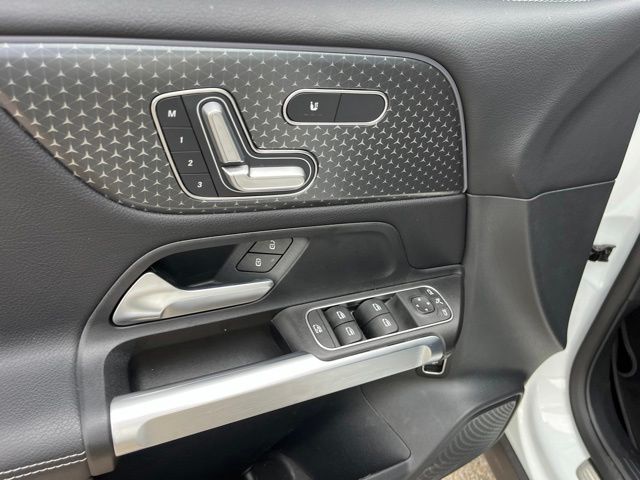 2025 Mercedes-Benz GLB GLB 250 — photo 21 of 30