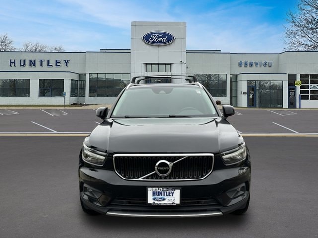 2021 Volvo XC40 Momentum — photo 2 of 28