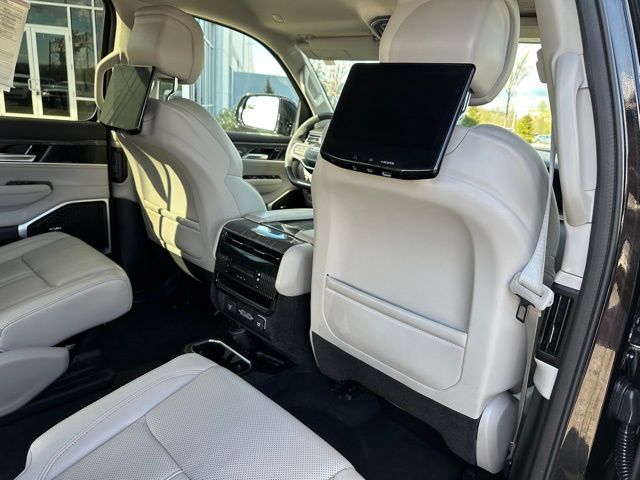 2022 Jeep Wagoneer Series III — photo 12 of 36