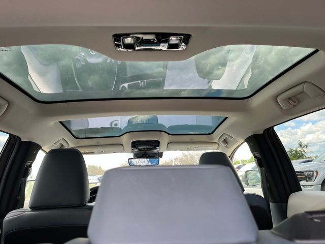 2023 LEXUS RZ 450e Premium — photo 10 of 27