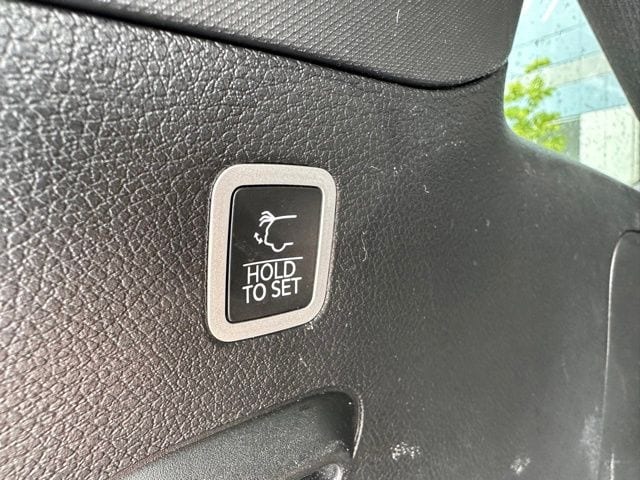 2022 Jeep Wagoneer Series III — photo 12 of 28
