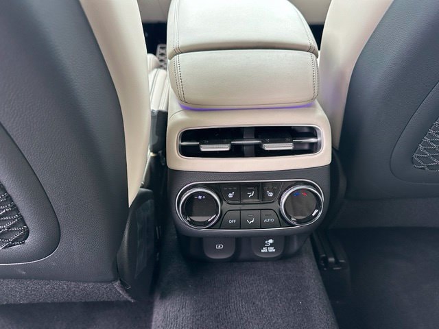2025 Genesis GV70 3.5T Sport — photo 18 of 41