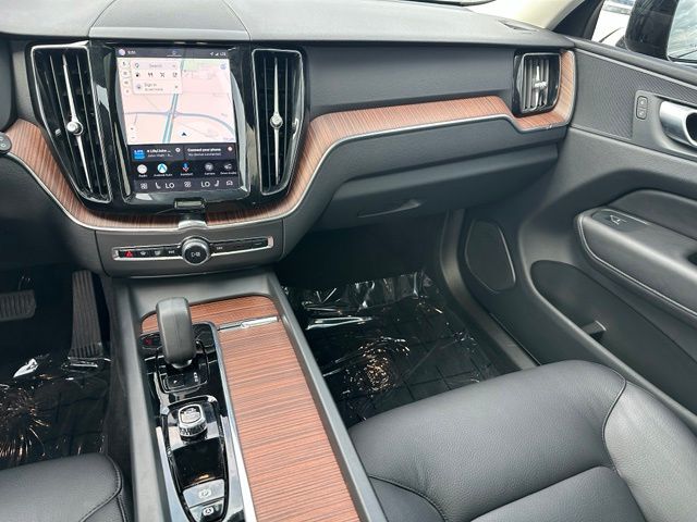 2024 Volvo XC60 B5 Plus Dark Theme — photo 20 of 29