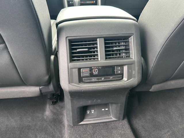 2023 Volkswagen Atlas SEL — photo 18 of 34