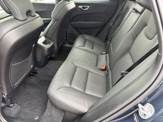 2025 Volvo XC60 B5 Plus — photo 15 of 31