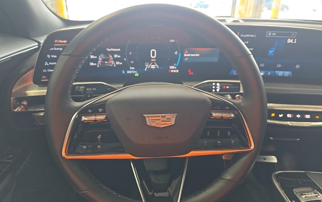2024 Cadillac Lyriq Luxury — photo 6 of 8