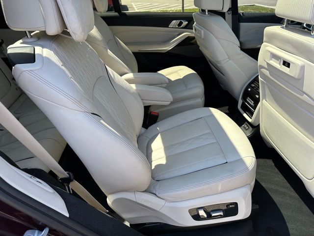 2021 BMW X7 M50i — photo 13 of 31