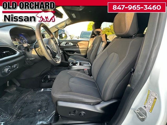 2024 Chrysler Pacifica Touring — photo 12 of 22