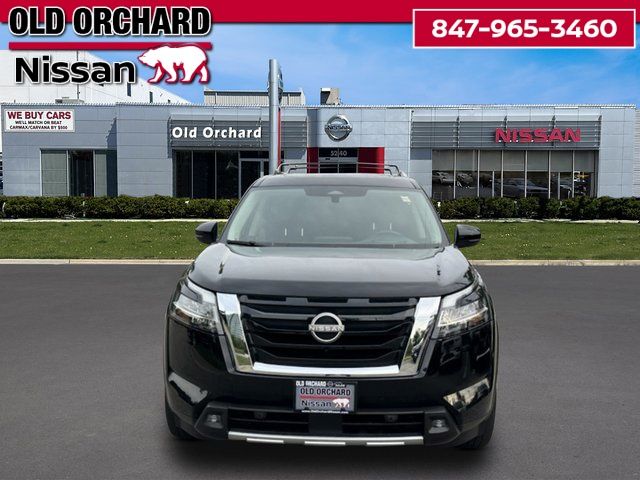 2022 Nissan Pathfinder Platinum — photo 2 of 20