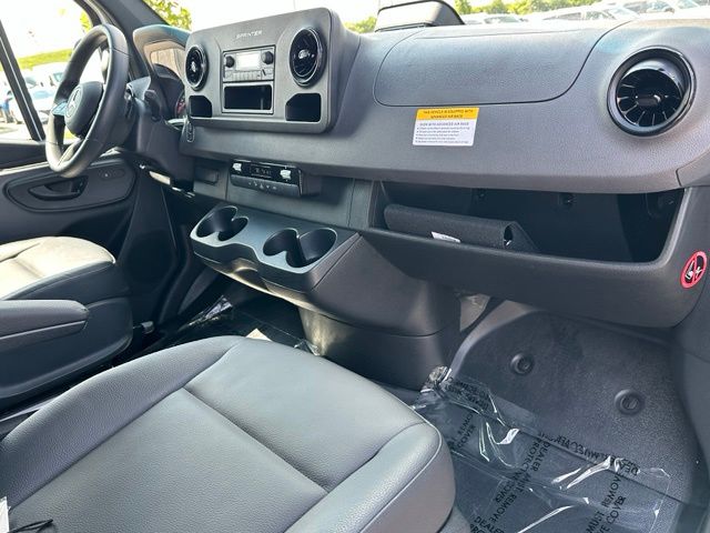 2025 Mercedes-Benz Sprinter 2500 Cargo 144 WB — photo 10 of 26