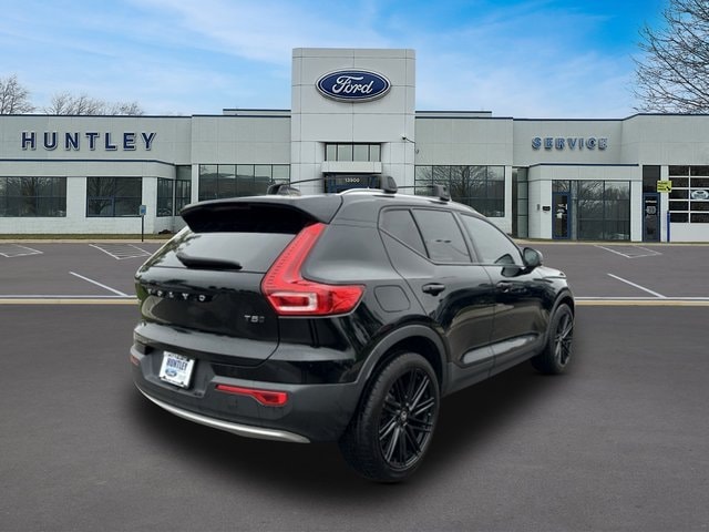 2021 Volvo XC40 Momentum — photo 4 of 28