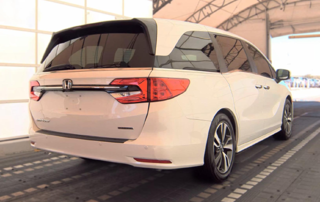 2022 Honda Odyssey Touring — photo 3 of 6