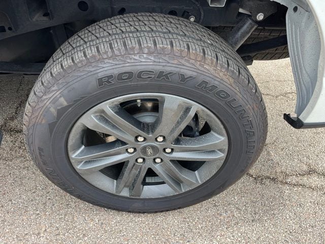 2023 Ford F-150 Lariat — photo 8 of 30
