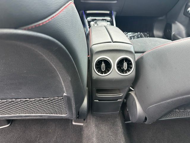 2023 Mercedes-Benz GLB GLB 35 AMG® — photo 23 of 37