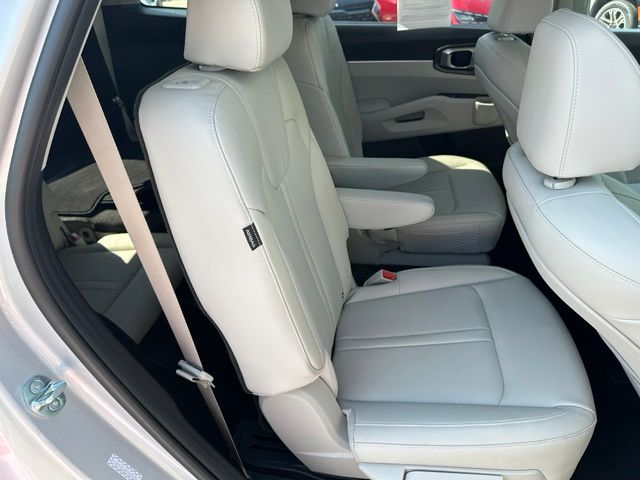 2025 Kia Sorento Plug-In Hybrid EX — photo 13 of 34
