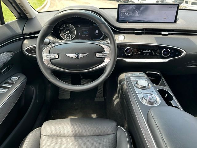 2025 Genesis GV70 2.5T — photo 17 of 34