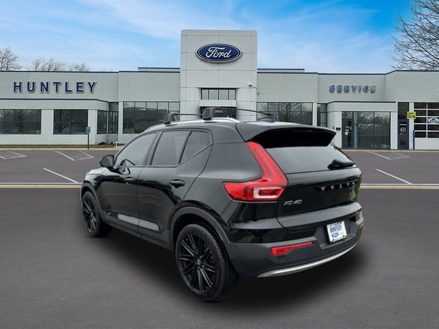 2021 Volvo XC40 Momentum — photo 5 of 28