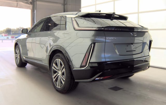 2024 Cadillac Lyriq Luxury — photo 5 of 8
