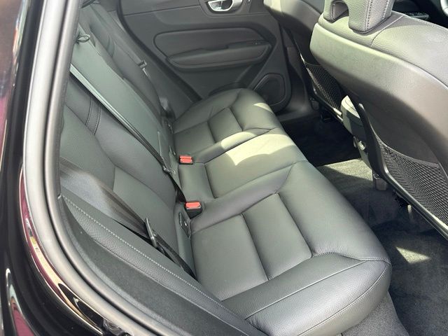 2024 Volvo XC60 B5 Plus Dark Theme — photo 11 of 29